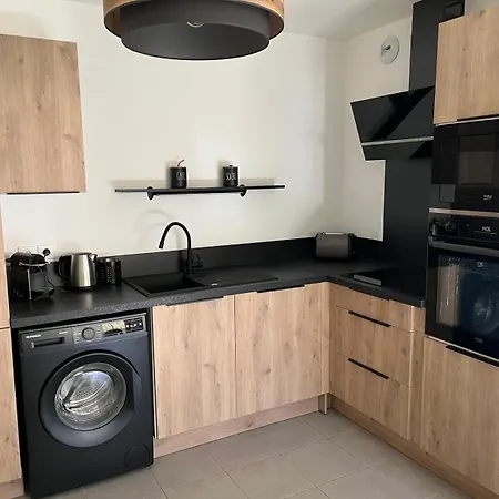 Apartment T3 Climatise Avec Place De Parking Prive